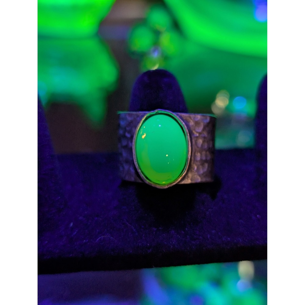 Hammered Silver Tone Wide Band Ring Neon UV Glow Green Uranium Glass Cabochon - Picture 3 of 3